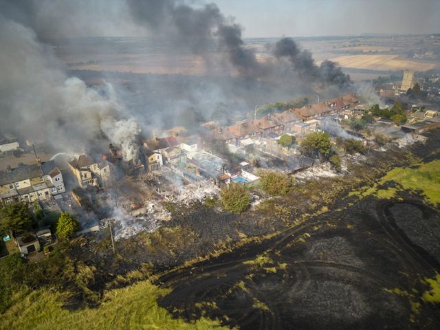 İngiltere'nin Essex bölgesindeki Wennington kentinde 16 evi küle dönüştüren yangın, Bradley Page tarafından havadan kaydedildi.