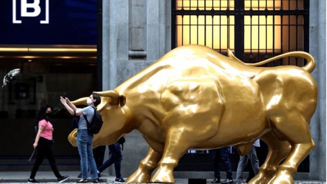 Homem faz selfie com touro dourado em SP