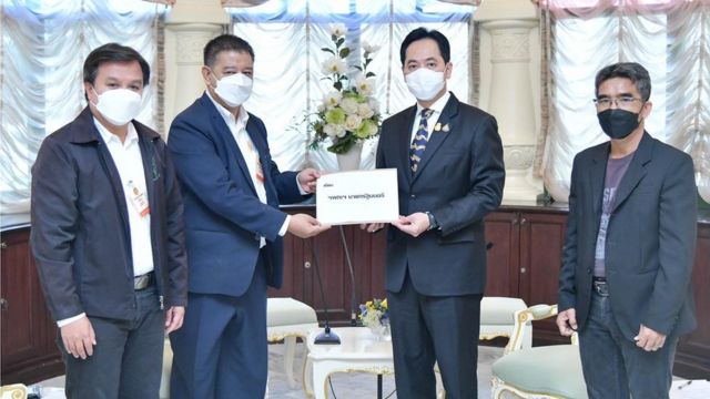 ผู้แทนจาก 6 องค์กรวิชาชีพสื่อยื่นจดหมายเปิดผนึกถึงนายกรัฐมนตรี ให้ยกเลิกข้อกำหนดพ.ร.ก.ฉุกเฉินฉบับที่ 27 ข้อ11 และฉบับที่ 29 เมื่อวันที่ 30 ก.ค.ที่ผ่านมา