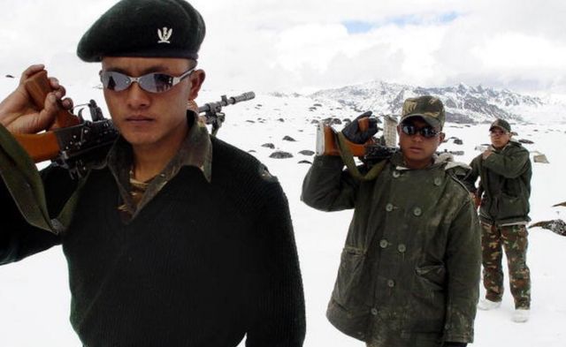 2003年10月31日，印度士兵在阿鲁纳恰尔邦的达旺镇附近海拔16,000英尺的印中边境巡逻，这是中国声称拥有主权的印控区域。(photo:BBC)