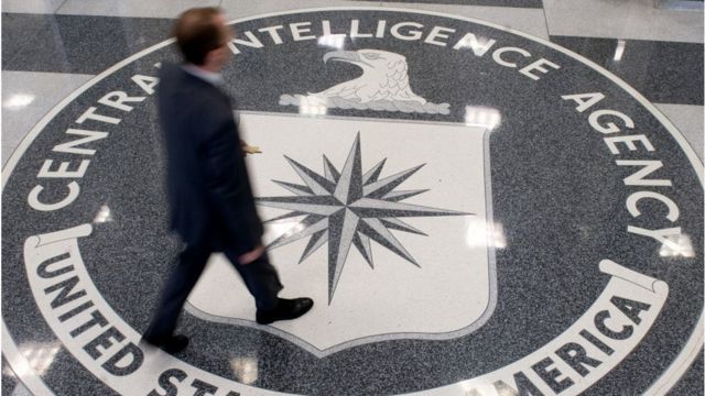 Homem cruza o lobby da sede da CIA