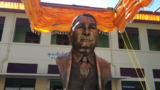 U Razak Statue