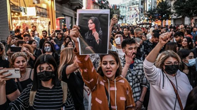 En otras ciudades del mundo, como Estambul, jóvenes han salido a la calle para protestar por la muerte de Amini y mostrar su repudio a la represión islámica.