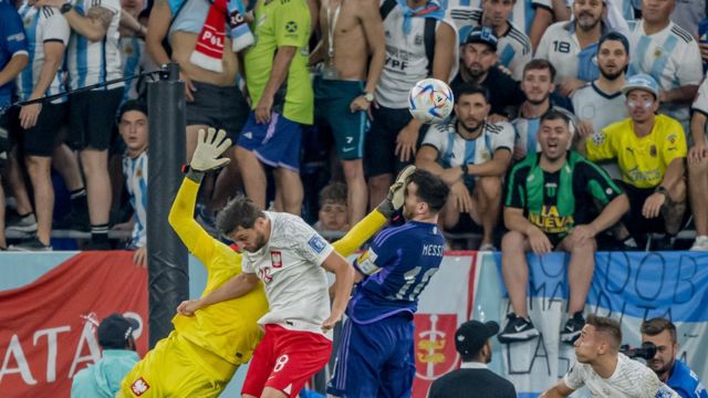 Ação pela qual um pênalti é marcado contra Messi contra a Polônia