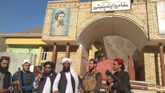 عناصر طالبان في مركز وادي بانشير بعد السيطرة عليه.