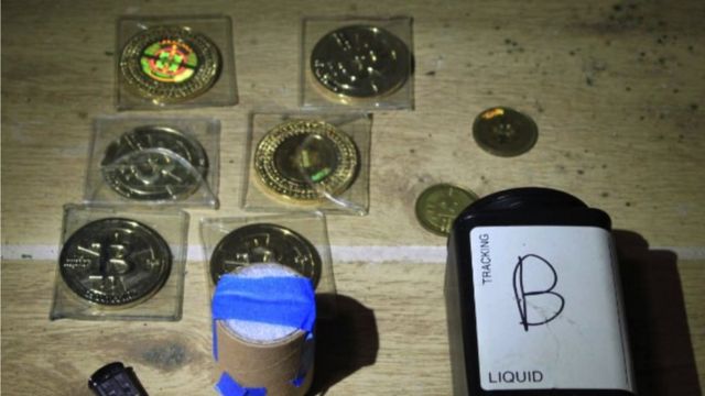执法人员查获储存在记忆棒的比特币，也有实体比特币。(photo:BBC)