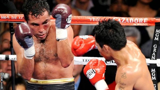 Oscar de la Hoya fighting Manny Pacquiao in Las Vegas in 2008