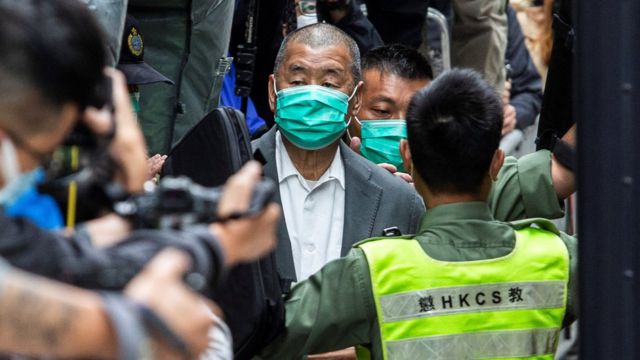 中国香港终审法院门外黎智英被押解上囚车（9/2/2021）