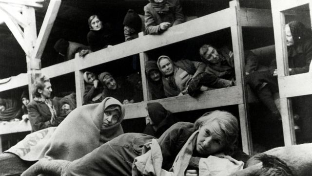 Mulheres no alojamento de Auschwitz, em janeiro de 1945. Foto tirada por um fotógrafo russo logo após a liberação do campo