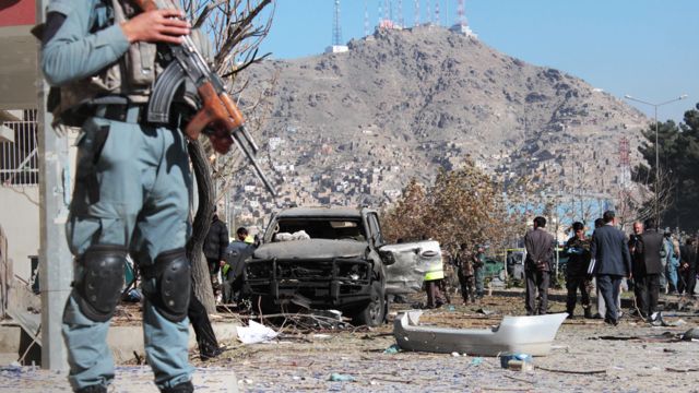 Hombre armado en el lugar del ataque con carro bomba qontra Shukria Barakzai en Kabul, noviembre de 2014.