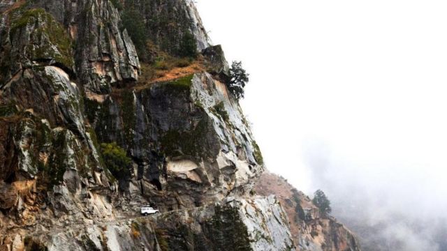 Pedra esmaga duas pessoas em estrada na Índia 