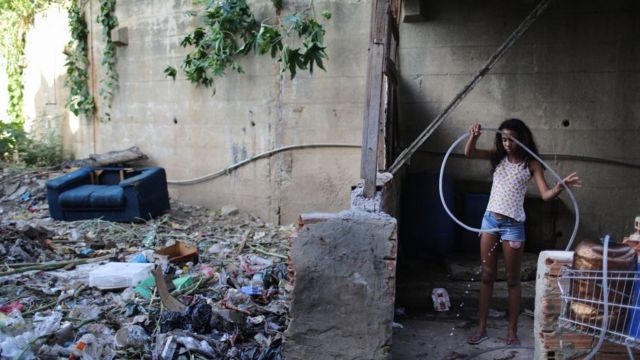 Una niña brasileña juega en un área abandonada.