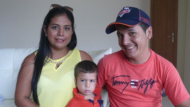 Tatiana con su marido David y su hijo Alana.