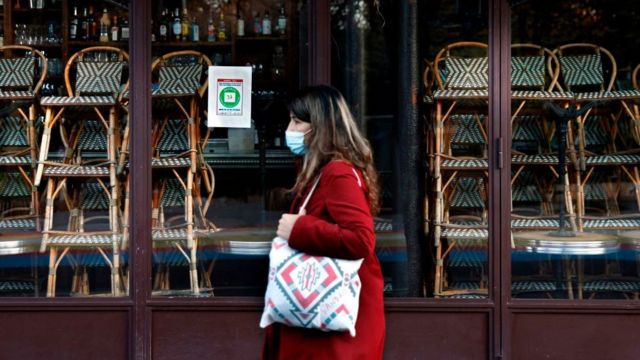 Mulher de máscara na França