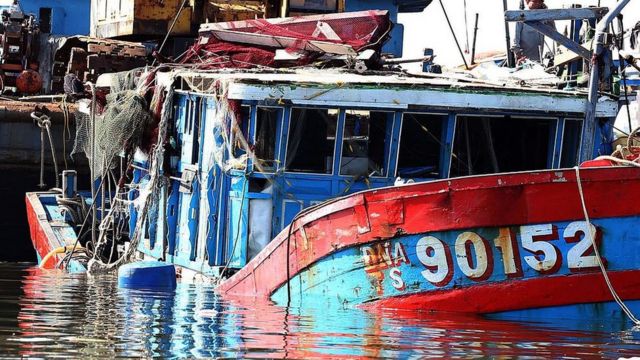 Tàu cá của ngư dân Việt Nam tiếp tục bị TQ đánh chìm, đẩy nhiều người vào cảnh trắng tay, thậm chí nguy hiểm tính mạng