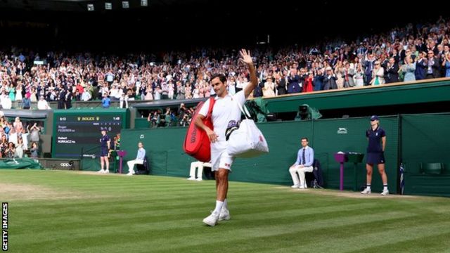 Roger Federer es saludado por el publico