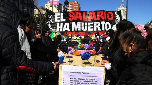 Protesta en Buenos Aires con un cartel que dice "el salario ha muerto"
