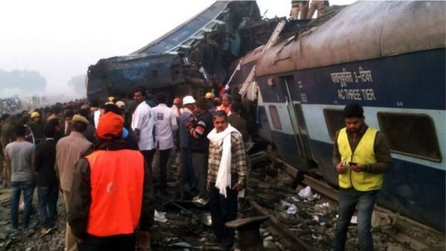 এখনো অনেক যাত্রী ভিতরে আটকা পরে আছেন
