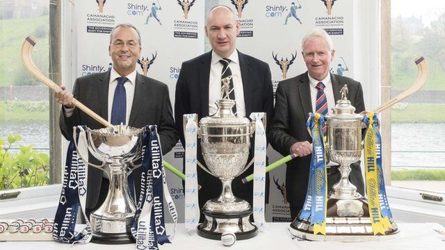 Iain MacRisnidh bho Lòbhat, còmhla ri Roy MacGriogair bho Ross County is Kenny Camshron bho Chaley Thistle.