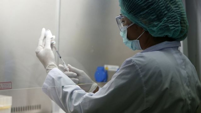 Científica manipula vacuna de ARNm en Tailandia
