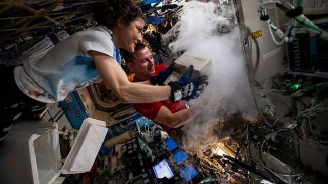 Los astronautas Morgan y Christina experimentan en la Estación Espacial Internacional