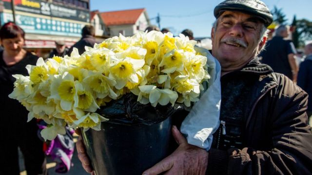 Човек купује цвеће