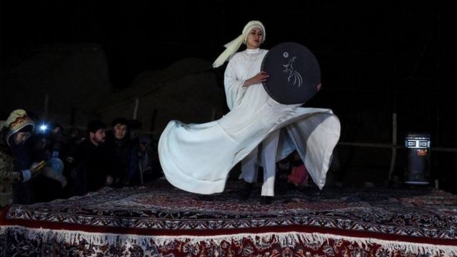 一名舞者在紀念儀式上表演。
