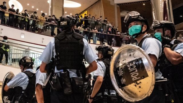 香港太古城商场内手持盾牌警察与群众对峙（26/14/2020）
