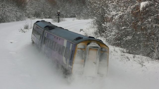 Поезд в снегу