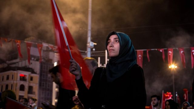 トルコの主要都市では、エルドアン大統領の支持者集会が続けられている（19日、イスタンブールで）