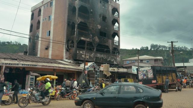 صورة ملتقطة في 16 يونيو/حزيران عام 2017، في باميندا، ويظهر فيها فندق دمرته النيران، ويُزعم أن ذلك كان من صنيع حركة انفصالية راديكالية تطالب بانفصال المنطقة الأنغلوفونية عن باقي الكاميرون الفرانكوفونية.