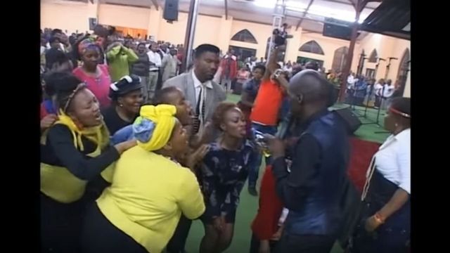 Wanawake wanakimbilia kunywa mafuta ya Petroli