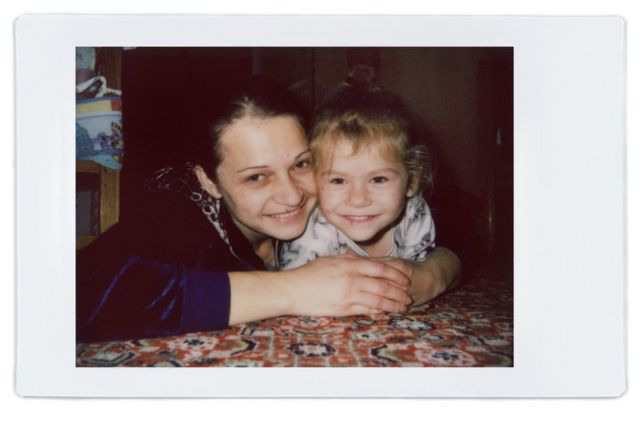 A polaroid photo of Ana and her daughter