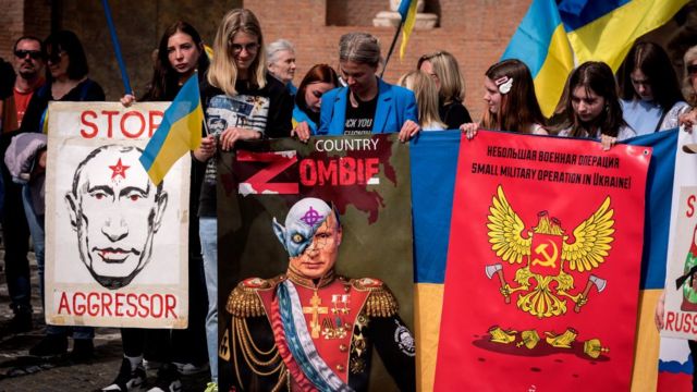 تجمع الجالية الأوكرانية في روما احتجاجاً على الهجوم الروسي على أوكرانيا في ساحة بياتزا ديلا ريبوبليكا في 1 مايو 2022 في روما، إيطاليا.