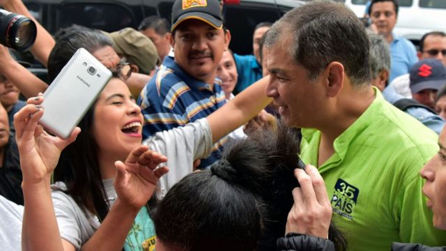 Simpatizantes reciben a Rafael Correa en Guayaquil