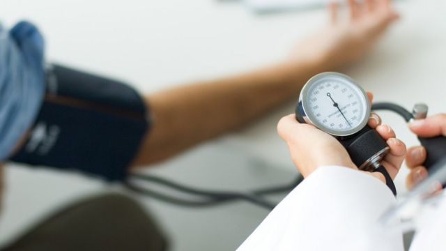 বাংলাদেশে প্রাপ্তবয়স্কদের প্রতি চারজনের একজন উচ্চ রক্তচাপ জনিত সমস্যায় ভুগে থাকেন।