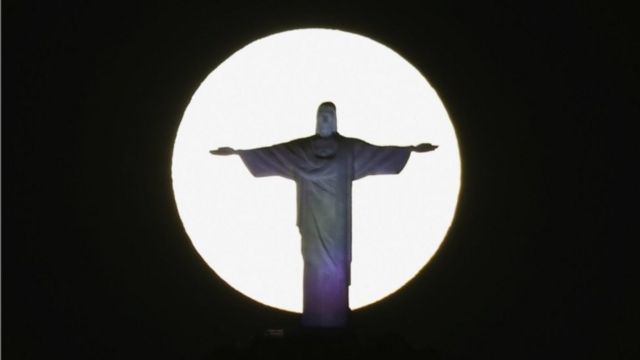 A superlua brilha atrás da estátua do Cristo Redentor no Rio de Janeiro