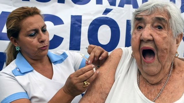 Una mujer recibe la vacuna de la gripe H1N1 en Honduras en 2018.