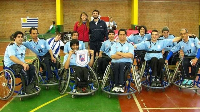 Fiorella Buzeta con su equipo de handball en silla de ruedas