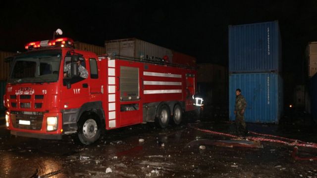 (أرشيف) سيارة إطفاء قرب حاويات وسط تقارير سورية عن هجوم مماثل في وقت سابق من الشهر الحالي