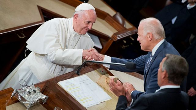 El papa Francisco y Joe Biden.