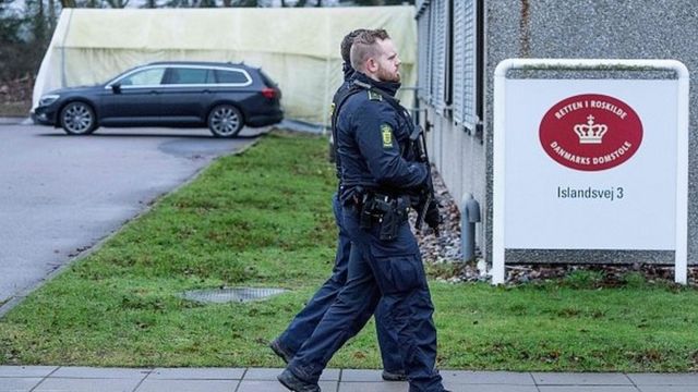 پلیس‌های مسلح خارج از محل برگزاری دادگاه در کپنهاگ پایتخت دانمارک