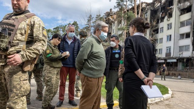 Генеральный секретарь ООН Антониу Гутерриш (в центре в свитере) посетил разрушенную Бородянку