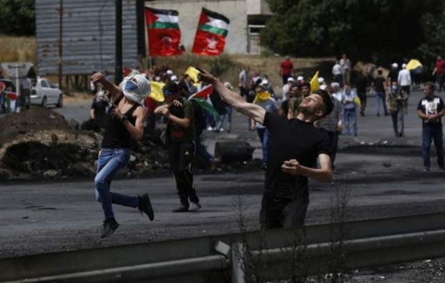 نابلس کې مظاهره کوونکو پر اسرائیلي امنیتي ځواکونو د ډبرو ګوزارنه وکړل.