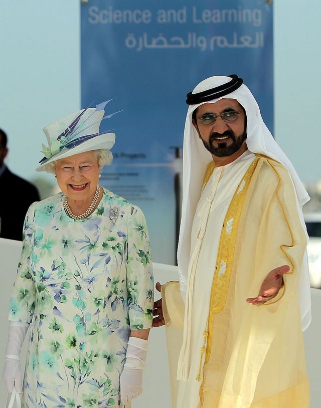 ملكة بريطانيا إليزابيث الثانية برفقة محمد بن راشد آل مكتوم، في الإمارات عام 2010