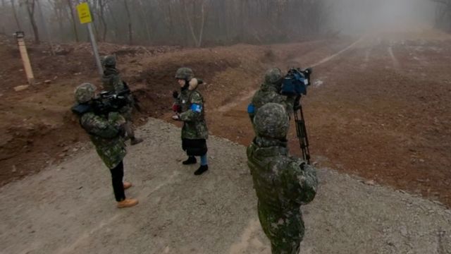 남북이 연결한 첫 '군사도로'에서 취재 중인 외신 기자단. 북측 땅이 안개로 자욱하다