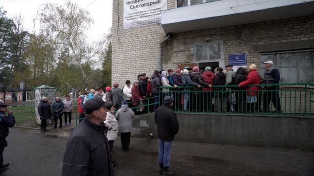 Residentes de la región de Donbás hacen fila para recibir comida