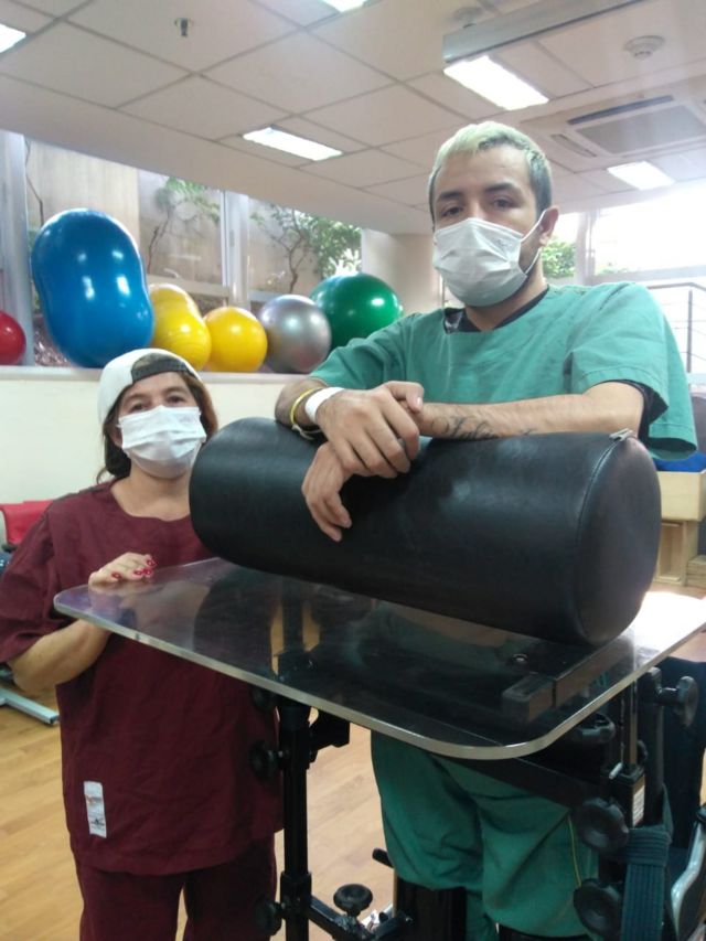 Rafael e fisioterapeuta, na primeira vez que ele ficou em pé, depois de 3 anos e 6 meses, em uma clínica de reabilitação onde faz tratamento para ajudar em sua independência