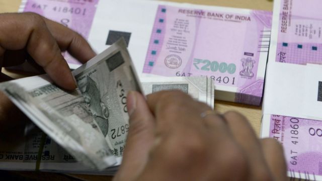 पांच सौ और दो हज़ार रुपए के नए नोट.