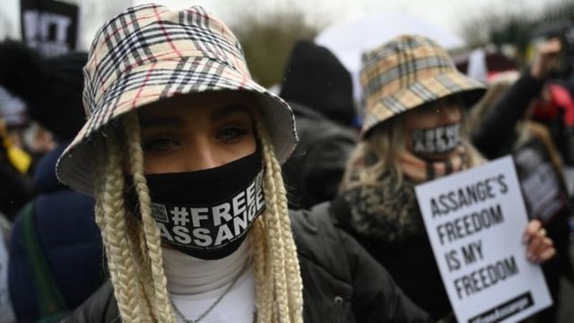 Сторонники Ассанжа у здания суда